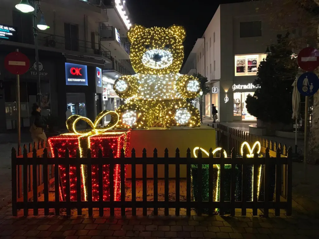 Η Ρόδος ντύθηκε στα γιορτινά και οι εικόνες είναι μαγικές