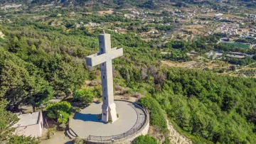 Φιλέρημος : Ο γιγάντιος Σταυρός, ύψους 18 μέτρων και ο δρόμος του Γολγοθά