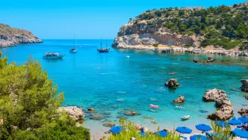 Η Παραλία Άντονι Κουίν με τα καταπράσινα σμαραγδένια νερά