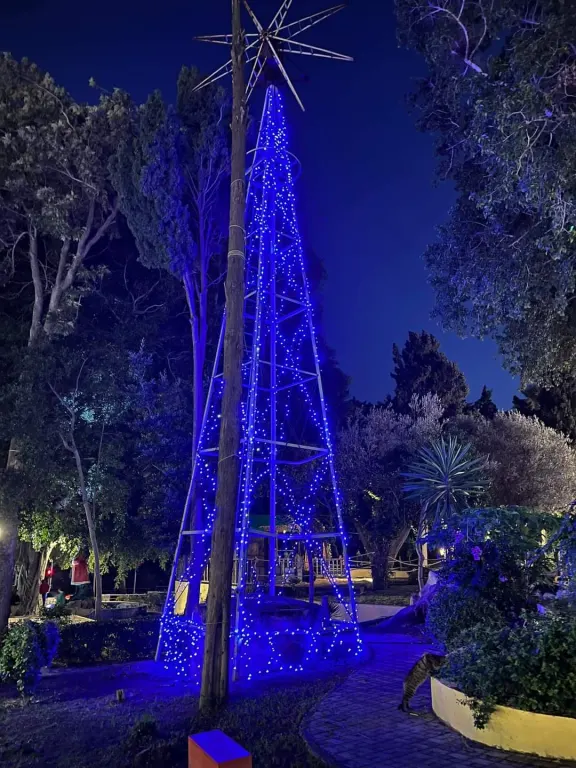 Ρόδος : Πλήθος κόσμου στη φωταγώγηση του Χριστουγεννιάτικου Δέντρου στο Χριστουγεννιάτικο χωριό στο πάρκο Θέρμαι