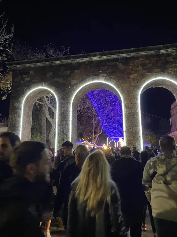 Ρόδος : Πλήθος κόσμου στη φωταγώγηση του Χριστουγεννιάτικου Δέντρου στο Χριστουγεννιάτικο χωριό στο πάρκο Θέρμαι