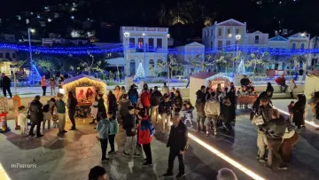 Φωταγωγήθηκε το χριστουγεννιάτικο δέντρο στη Σύμη -Εντυπωσιακά βίντεο 