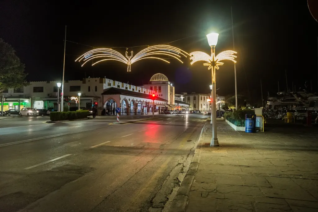 Δωρεάν Χριστουγεννιάτικες περιηγήσεις με ηλεκτροκίνητα στον εορταστικό διάκοσμο του ιστορικού τόπου της Ρόδου