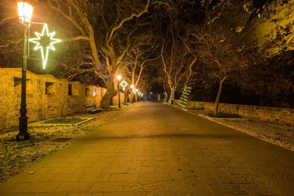 Δωρεάν Χριστουγεννιάτικες περιηγήσεις με ηλεκτροκίνητα στον εορταστικό διάκοσμο του ιστορικού τόπου της Ρόδου