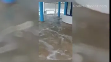 Ρόδος : Η στιγμή που τα κύματα «καταβροχθίζουν» εστιατόριο  στο Χαράκι 