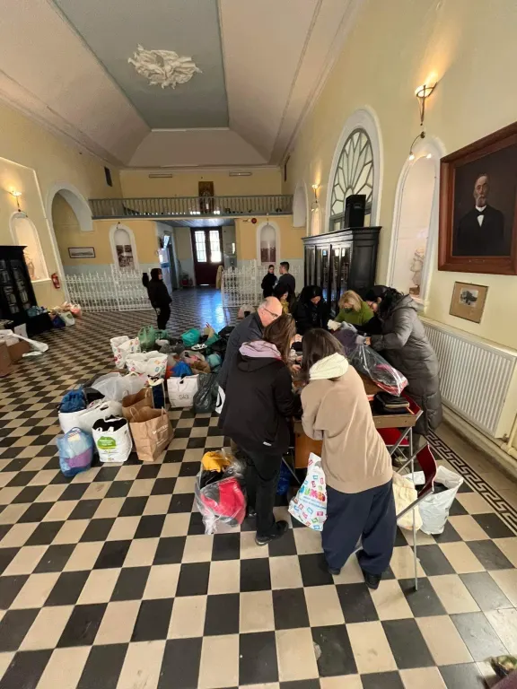 48 κούτες με είδη πρώτης ανάγκης παρέδωσε το 2ο Λύκειο Ρόδου «Καζούλλειο»