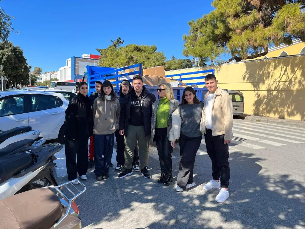 48 κούτες με είδη πρώτης ανάγκης παρέδωσε το 2ο Λύκειο Ρόδου «Καζούλλειο»