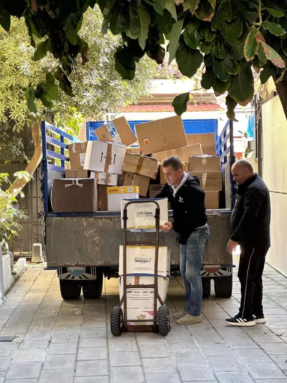 48 κούτες με είδη πρώτης ανάγκης παρέδωσε το 2ο Λύκειο Ρόδου «Καζούλλειο»