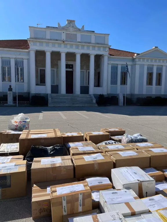 48 κούτες με είδη πρώτης ανάγκης παρέδωσε το 2ο Λύκειο Ρόδου «Καζούλλειο»