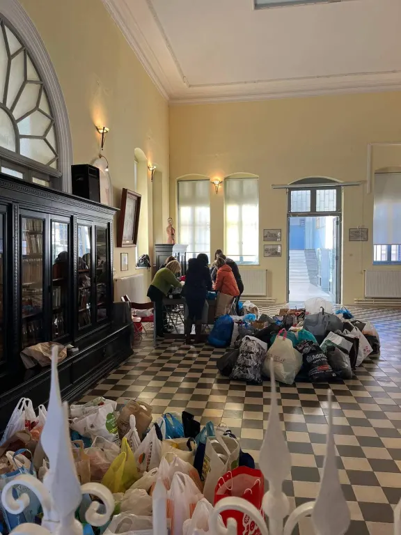 48 κούτες με είδη πρώτης ανάγκης παρέδωσε το 2ο Λύκειο Ρόδου «Καζούλλειο»