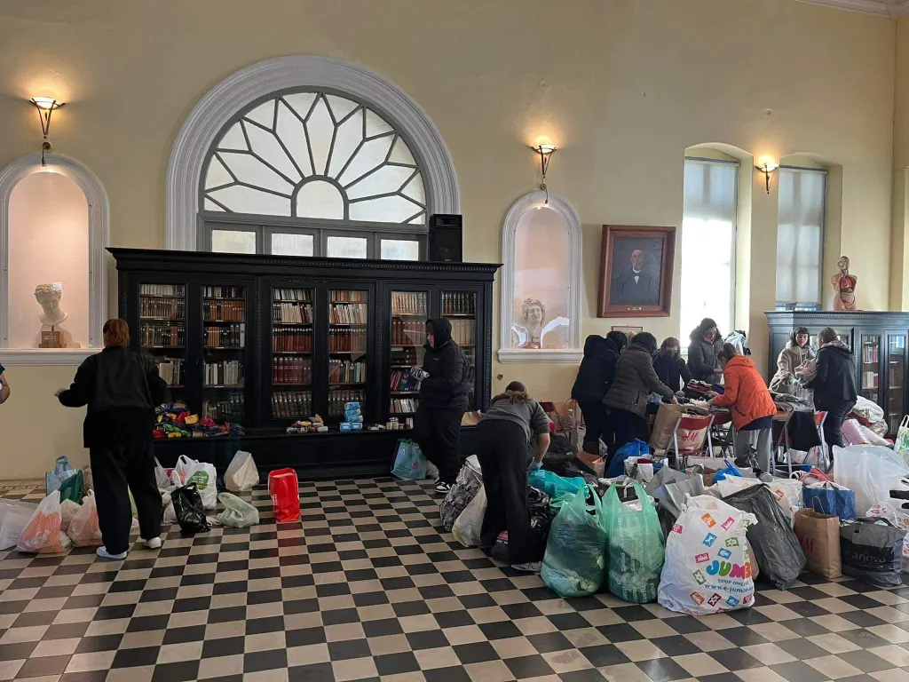 48 κούτες με είδη πρώτης ανάγκης παρέδωσε το 2ο Λύκειο Ρόδου «Καζούλλειο»