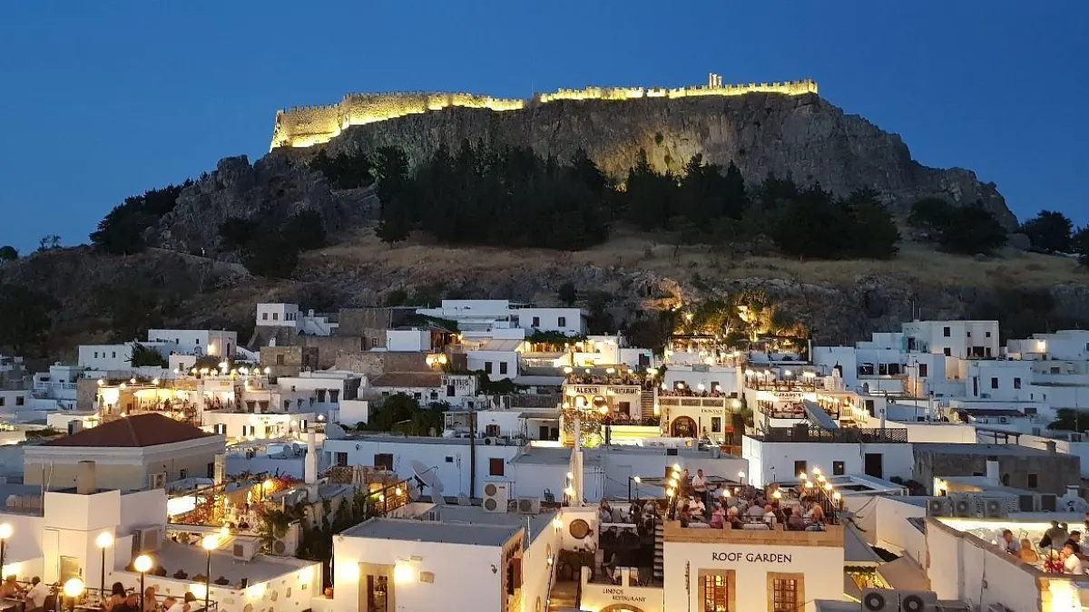 Lindos Rooftop Dinner – 9 Magical Reasons to Experience a Candlelit Dinner Under the Acropolis
