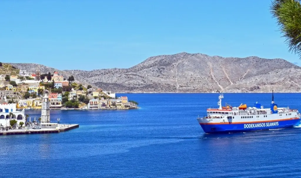 Dodekanisos Seaways στη Σύμη με φόντο το γραφικό λιμάνι